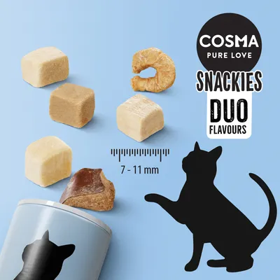 Snacks para gatos Cosma Pure Love Snackies Duo Flavours, varios trozos visibles de 7–11 mm junto a envase azul claro con silueta de gato. Texto: SNACKIES DUO FLAVOURS.