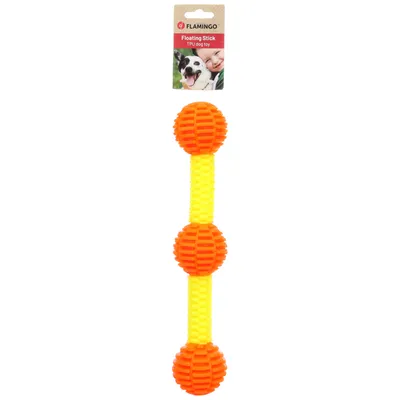 Jouet pour chien Flamingo Floating Stick, trois boules orange en plastique reliées par une tige jaune, étiquette avec nom du produit et photo de chien visibles.