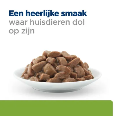 Schaal met bruine stukjes vlees in saus. Tekst: Een heerlijke smaak waar huisdieren dol op zijn.