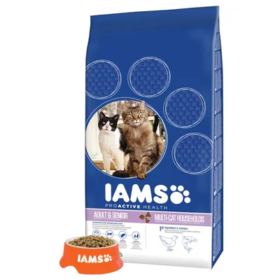 IAMS Proactive Health Adult & Senior Multi-Cat Households. Első összetevő: csirke. Száraztáp macskáknak, magas minőségű fehérjével. Két macska és egy narancssárga etetőtál látható.