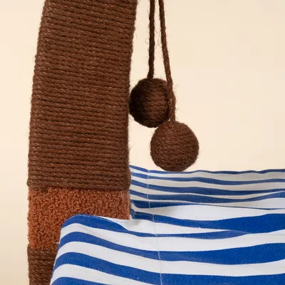 TIAKI krabpaal palmboom met gestreepte hangmat TIAKI krabpaal palmboom met gestreepte hangmat