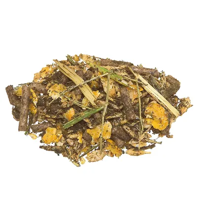 Смес от зърнени люспи, гранули и сено върху бял фон. Видими различни форми и цветове на съставките.