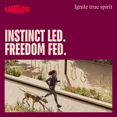 Carnilove. Instinct led. Freedom fed. Ignite true spirit. Frau läuft mit Hund an der Leine im Freien.