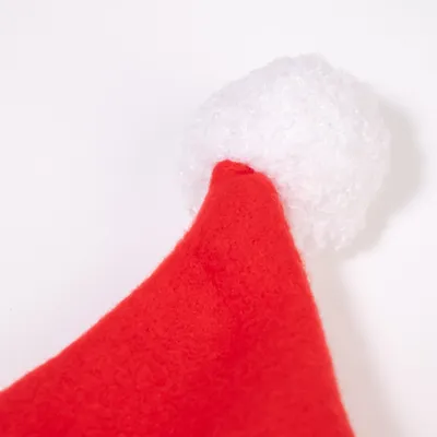 Rote Mütze mit weißem Bommel, Detailansicht der Spitze. Rote Mütze mit weißem Bommel, Detailansicht der Spitze.