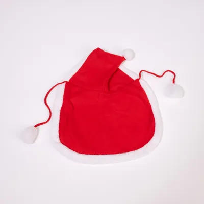 Rotes Cape mit Kapuze und weißen Bommelbändern, weißer Rand. Liegt flach ausgebreitet auf weißem Hintergrund. Rotes Cape mit Kapuze und weißen Bommelbändern, weißer Rand. Liegt flach ausgebreitet auf weißem Hintergrund.
