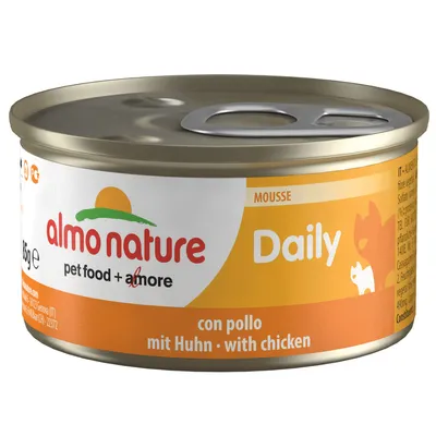 Konzerva almo nature Daily mousse, pet food + amore, con pollo, mit Huhn, with chicken, 85 g. Oranžovo-bílé balení s obrázkem kočky.