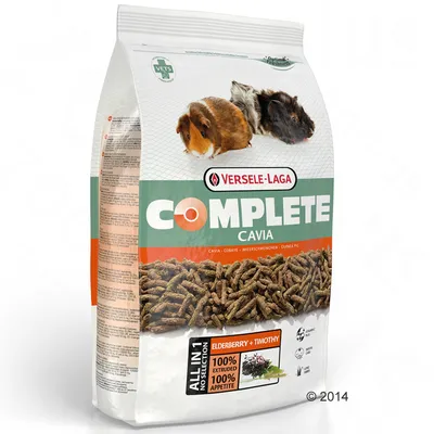 Versele-Laga Complete Cavia marsvinsfoder, synliga pellets, text: ALL IN 1, elderberry + timothy, 100% extruderad, 100% aptit, bilder på två marsvin och fläderbär.