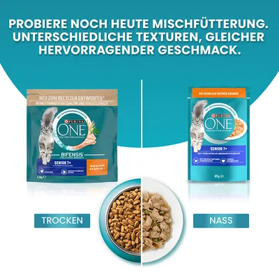 Purina ONE Senior 7+ pour chat, croquettes sèches à gauche, sachet humide au poulet et haricots verts à droite, texte en allemand : différentes textures, même goût excellent.