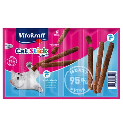 Vitakraft Cat Stick mini, 6 sticks, ricetta senza zucchero, extra 95% carne, salmone e trota. Immagine di bastoncini e gatto bianco su confezione rosa e blu.