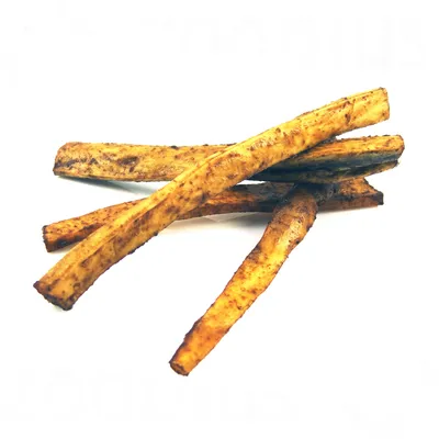 Diversi snack da masticare marroni a forma di bastoncino, visibili su sfondo bianco.