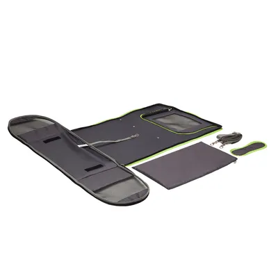 Set composto da tappetino nero con bordi verdi, borsa in tessuto, guinzaglio con moschettone e accessorio imbottito. Materiale: tessuto e rete visibili.