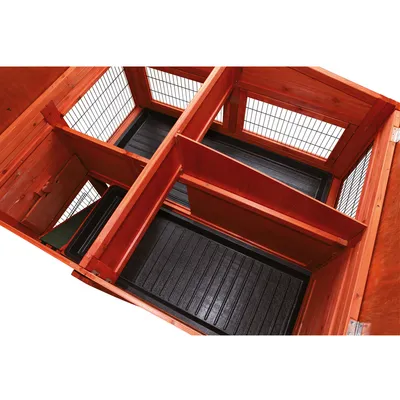 Unutarnji prikaz višekatnog drvenog kaveza s crnim plastičnim podovima i zidovima od metalne mreže.