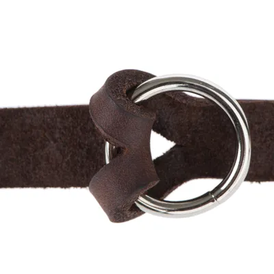 Gros plan sur un collier en cuir marron avec anneau métallique argenté visible au centre.