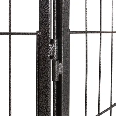 Detailný záber kovového mrežového plotu so stabilným spojením a čiernym štruktúrovaným povrchom.