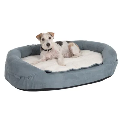 Hondenmand van grijze stof met opstaande rand en wit ligvlak, hond ligt erin. Materiaal: textiel.