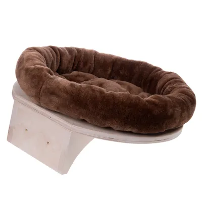 Kattbädd med brun, mjuk vadderad kudde och underrede i ljust trä. Ovalt liggområde, upphöjd design synlig.