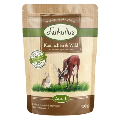 Lukullus Kaninchen & Wild, Adult, 300 g. Smeđa vrećica s ilustracijom zeca i jelena, tekst na njemačkom i engleskom: Rabbit & Game with brown rice, apple and linseed oil.
