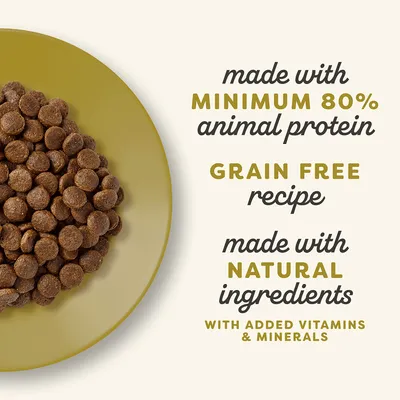 Tekst na engleskom: made with minimum 80% animal protein, grain free recipe, made with natural ingredients, with added vitamins & minerals. Prikaz okrugle smeđe hrane u zdjeli.