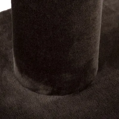 Dettaglio di una base e colonna rivestite in tessuto scuro, probabilmente parte di un tiragraffi per gatti.