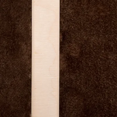 Detaliu material: suprafață maro cu textură de blană sintetică și bandă centrală din lemn deschis la culoare, vizibile ambele materiale.