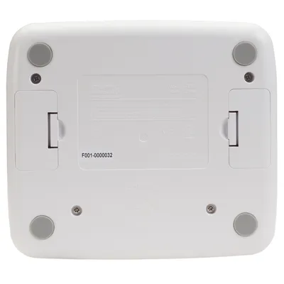 Unterseite eines elektronischen Geräts mit Modellnummer SR3, Made in China, Seriennummer F001-0000032 und CE-Kennzeichnung.