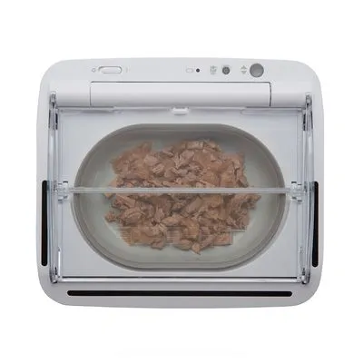 Automatische voerbak met transparant deksel, gevuld met natvoer op een ronde schaal. Bedieningsknoppen en indicatorlampjes zichtbaar aan de bovenkant.