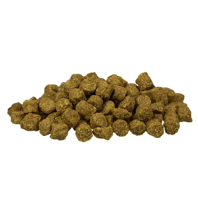 Braune, runde Trockenfutterstücke in einem Haufen, geeignet für Haustiere. Produktabbildung zeigt die Form und Farbe des Futters.