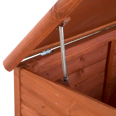 Detalle de bisagra metálica y soporte en la tapa abatible de una caseta de madera, mostrando el interior y acabado del material. Detalle de bisagra metálica y soporte en la tapa abatible de una caseta de madera, mostrando el interior y acabado del material.