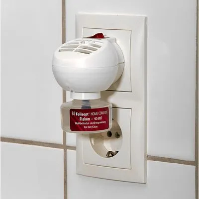 Felisepet HOME COMFORT verdamper in stopcontact met flacon 45 ml, zichtbaar etiket. Tekst deels in het Duits: Wohlbefinden und Entspannung für Ihre Katze.