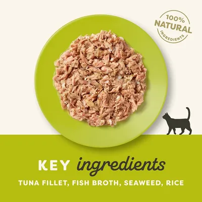Ingredientes principales: filete de atún, caldo de pescado, algas, arroz. Sello 100 % natural ingredients. Imagen de comida húmeda para gatos en plato verde.