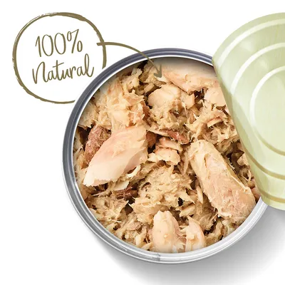 Otevřená konzerva s kousky masa, viditelný nápis '100% Natural' na obrázku.