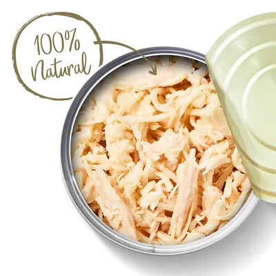 Blik met stukjes vlees, deksel deels geopend. Tekst in beeld: 100% Natural.