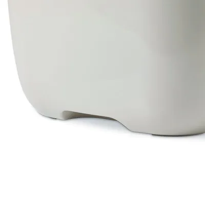 Detail van een witte kunststof container of bak, onderzijde met uitsparing zichtbaar. Geen merknaam of tekst aanwezig.