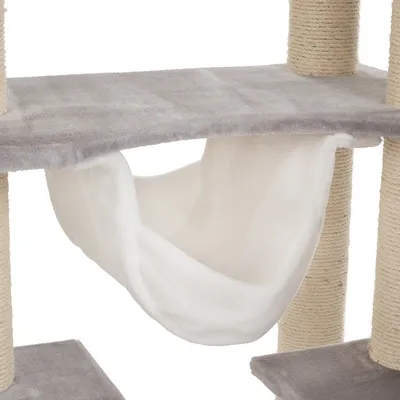 Hamaca blanca de tela suave integrada en un árbol rascador para gatos, con postes forrados de cuerda y plataformas grises visibles.