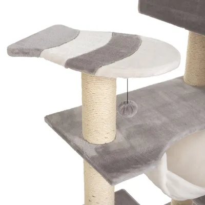 Rascador para gatos con postes de sisal, plataformas grises y blancas de felpa y bola colgante de peluche visible.