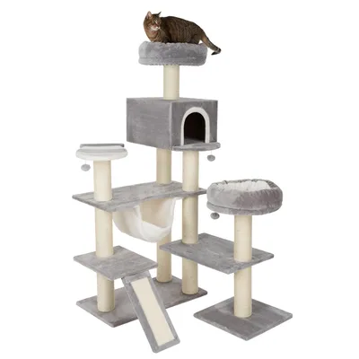 Grauer Kratzbaum mit mehreren Ebenen, Höhle, Hängematte, Liegeflächen und Sisalstämmen. Katze sitzt auf der obersten Plattform.