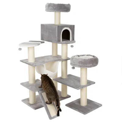 Grauer Kratzbaum mit mehreren Ebenen, Höhle, Hängematte und Sisal-Kratzflächen. Katze nutzt die schräge Kratzfläche.