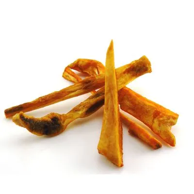 Meerdere gedroogde kauwstaven van dierlijk materiaal, onbewerkt en zonder verpakking zichtbaar, op een witte achtergrond.