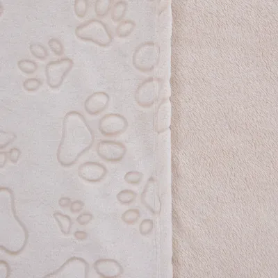 Beige filt med präglat tassmönster, mjuk yta.