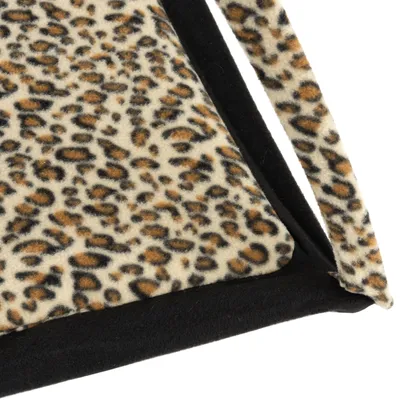 Detailweergave van een stofmateriaal met luipaardprint en zwarte rand.
