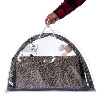 Bolsa de transporte con estampado de leopardo, funda de plástico transparente y colgantes de juguete. Asa visible para facilitar el transporte.