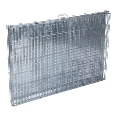 Metall-Gitterwand mit Tragegriff, geeignet für Gehege oder Abtrennungen. Silberfarbenes Design aus robustem Metall.