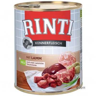Konzerva Rinti Kennerfleisch mit Lamm. Text: NEU noch mehr natürliche Fleischstücke. Na obrázku jsou kusy masa, játra a dršťky.