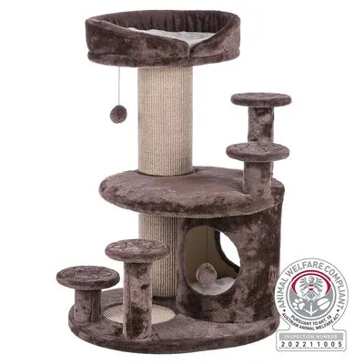 Árvore para gatos em tecido castanho com vários patamares, poste de sisal, brinquedo pendurado e toca. Selo visível: Animal Welfare Compliant, número de inspeção 202211005.
