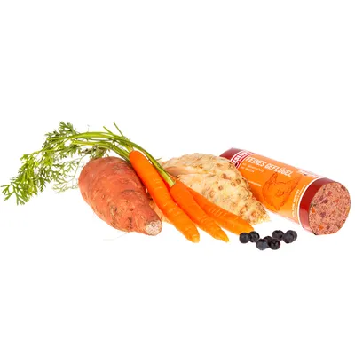 Rollo de comida húmeda para perros 'Feines Geflügel' con batata, zanahorias, apio y arándanos. Ingredientes visibles en la imagen. Rollo de comida húmeda para perros 'Feines Geflügel' con batata, zanahorias, apio y arándanos. Ingredientes visibles en la imagen.