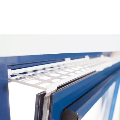 Nahaufnahme eines weissen Gittereinsatzes in einem blauen Fensterrahmen, geeignet zur Sicherung oder Belüftung.