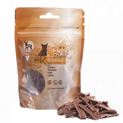 catz finefood Meat N°9, 99 % Hirsch, Venison, Cerf, Cervo. Sušene trakice mesa ispred pakiranja. Made in Switzerland.
