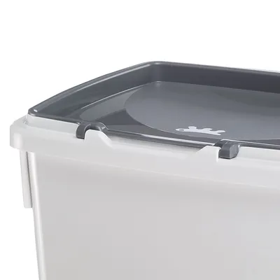 Hvid plastbeholder med gråt låg og fisksymbol, egnet til opbevaring af dyrefoder.