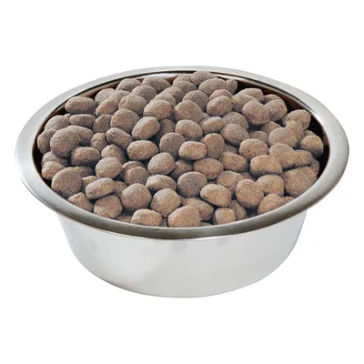 Метална купа, пълна със сухи гранули за домашни любимци. Видими са кафяви кръгли гранули в сребриста купа.