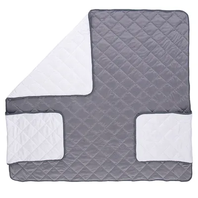 Graue und weisse, gesteppte Decke mit zwei Taschen. Rechteckige Form, geeignet für vielseitige Nutzung.